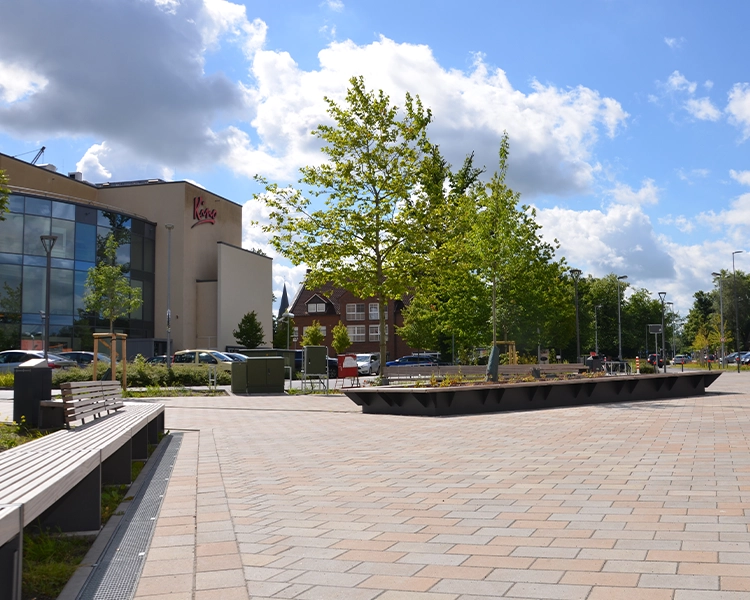 Ems Center Papenburg Vorplatz mit Wartebereich und Sitzmöglichkeiten