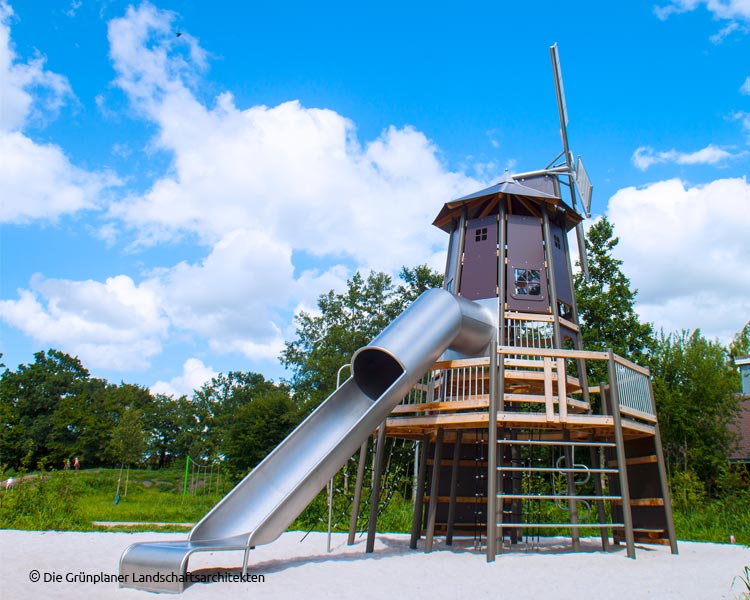 Spielturm Rutsche Mühlenplatz Großefehn